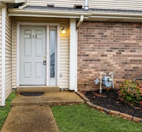 219 Village Cir W, Dickson, TN 37055