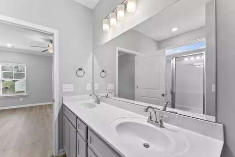 Bath - 1027 Hickoryridge Dr, Murfreesboro, TN 37129 photo 2 of 3