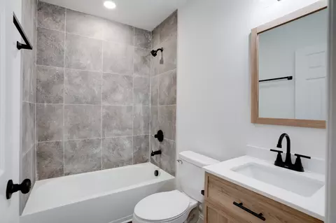 Bath - 514 Smith St, Springfield, TN 37172 photo 4 of 6