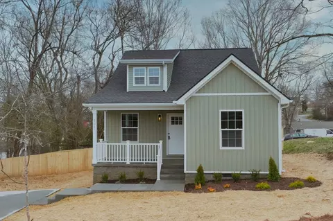 904 W 5th St, Dickson, TN 37055