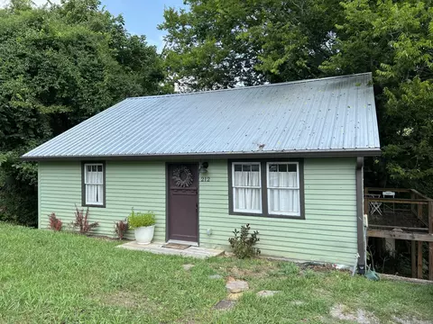 210 W Montpelier Ave, Gainesboro, TN 38562