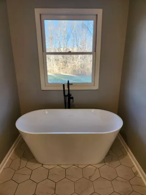 Bath - 161 Beth Dr, Goodspring, TN 38460 photo 2 of 8