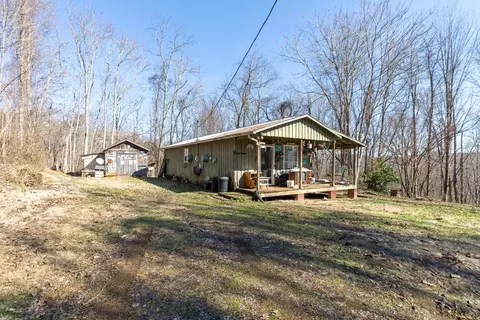 224 Golden Ln, Celina, TN 38551