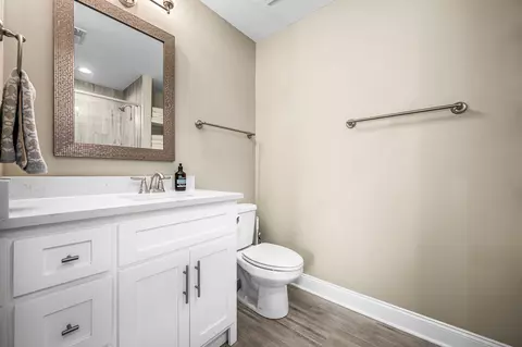 Bath - 555 Gresham Ln #7A, Murfreesboro, TN 37129 photo 2 of 5