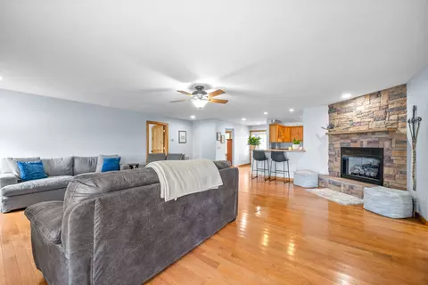 Living - 765 Heron Rd, Murray, KY 42071 photo 2 of 2