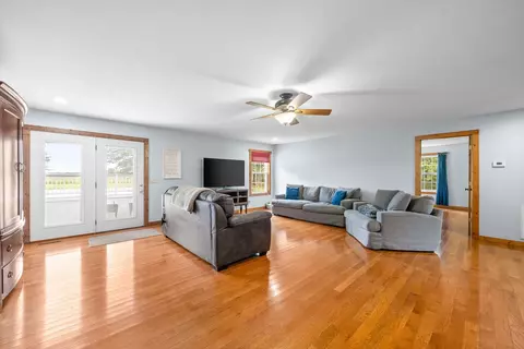 Living - 765 Heron Rd, Murray, KY 42071 photo 1 of 2