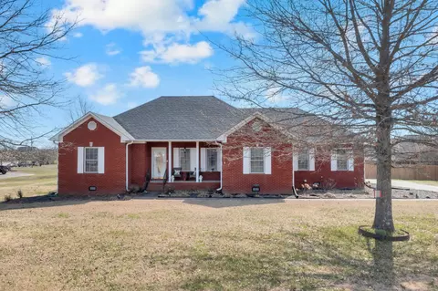 18 Roxey Dr, Fayetteville, TN 37334