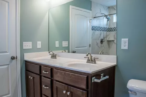 Bath - 1194 Berra Dr, Springfield, TN 37172 photo 1 of 2