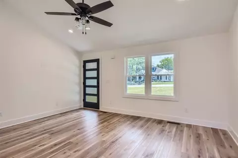 Living - 313 W Walnut St, Dickson, TN 37055 photo 4 of 4