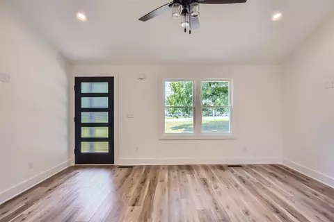 Living - 313 W Walnut St, Dickson, TN 37055 photo 3 of 4