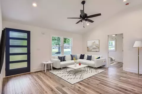 Living - 313 W Walnut St, Dickson, TN 37055 photo 1 of 4