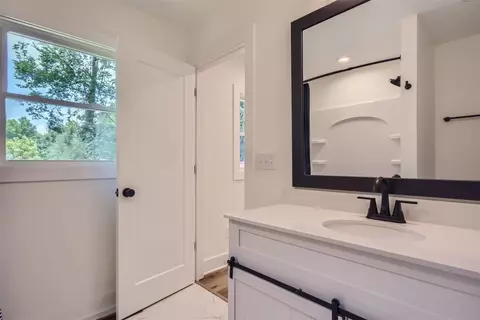 Bath - 313 W Walnut St, Dickson, TN 37055 photo 6 of 6