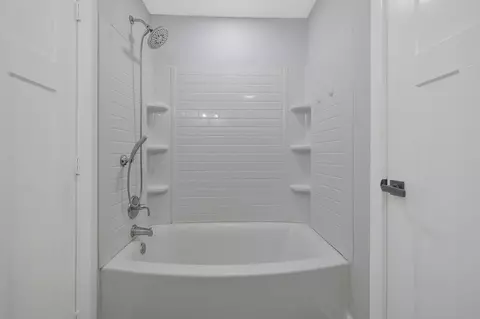 Bath - 147 Columbia Ave, Centerville, TN 37033 photo 1 of 2