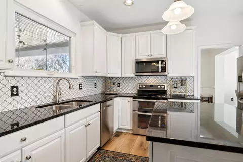 Kitchen - 305 Devonshire Dr, Franklin, TN 37064 photo 6 of 9