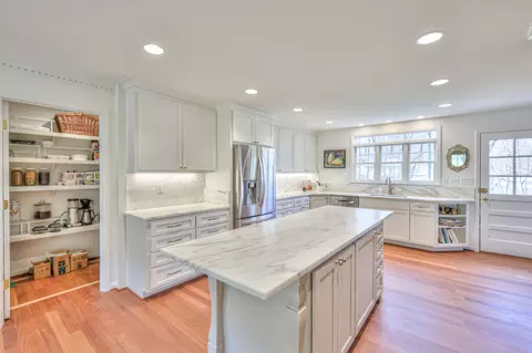 889 Lakemont Dr, Nashville, TN 37220