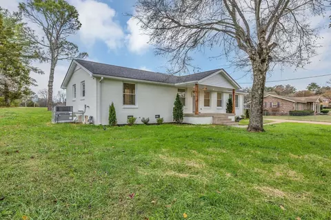1504 Edgewood Dr, Lebanon, TN 37087