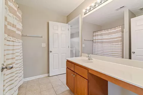 Bath - 1024 Queens Pl, Spring Hill, TN 37174 photo 2 of 6
