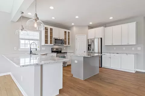 Kitchen - 1024 Queens Pl, Spring Hill, TN 37174 photo 3 of 6