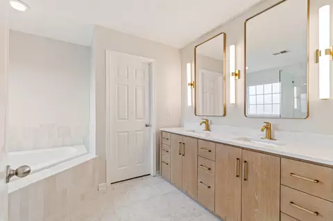 Bath - 1024 Queens Pl, Spring Hill, TN 37174 photo 3 of 6
