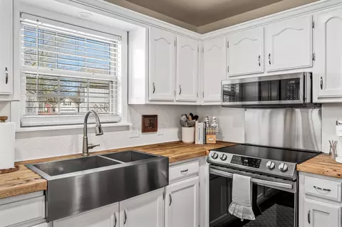 Kitchen - 1820 Devon Dr, Spring Hill, TN 37174 photo 4 of 5