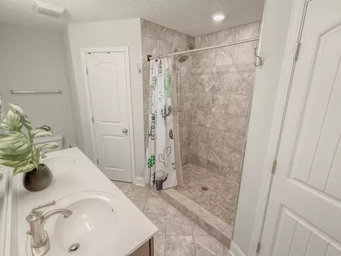 Bath - 643 Berry Cir, Springfield, TN 37172 photo 1 of 2