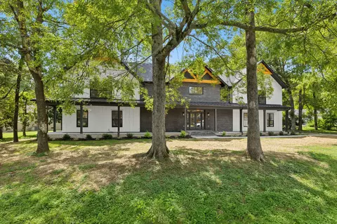 102 Cayce Valley Dr, Columbia, TN 38401