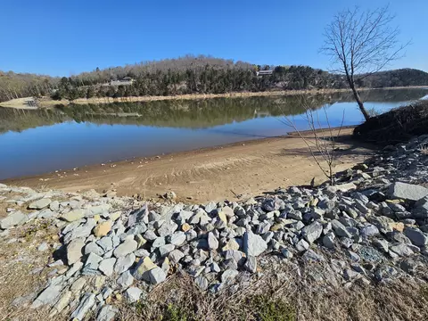 406 S River Front Dr, Clifton, TN 38425