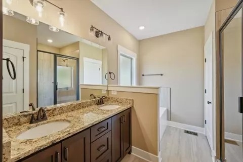 Bath - 2087 Beverly Ct, Springfield, TN 37172 photo 2 of 3