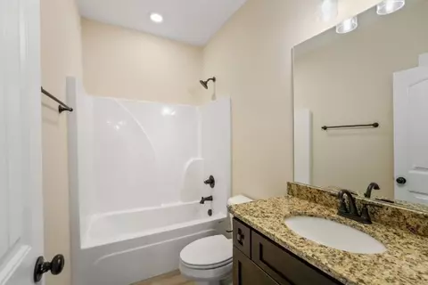 Bath - 2087 Beverly Ct, Springfield, TN 37172 photo 3 of 3