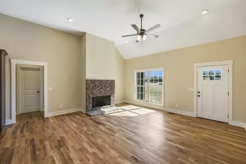 Living - 2087 Beverly Ct, Springfield, TN 37172 photo 2 of 2