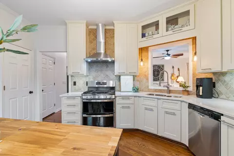 Kitchen - 137 Cavalry Dr, Franklin, TN 37064 photo 4 of 7