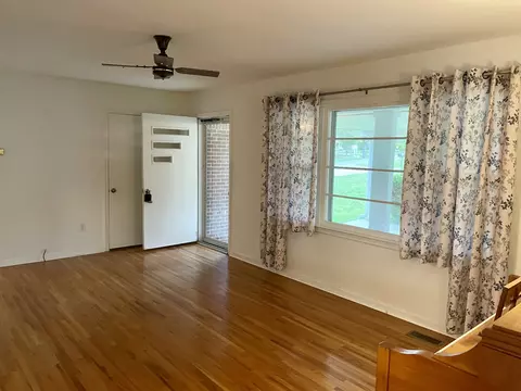 Living - 107 Sunset Cir, Centerville, TN 37033 photo 2 of 9