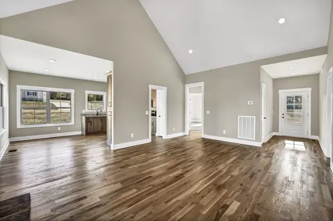 Living - 2041 Beverly Ct, Springfield, TN 37172 photo 2 of 3