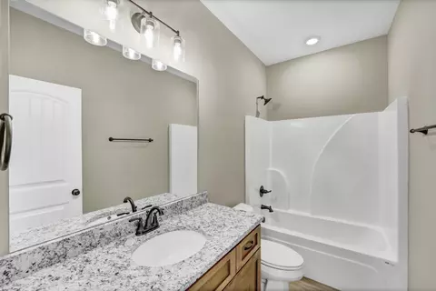 Bath - 2041 Beverly Ct, Springfield, TN 37172 photo 1 of 3