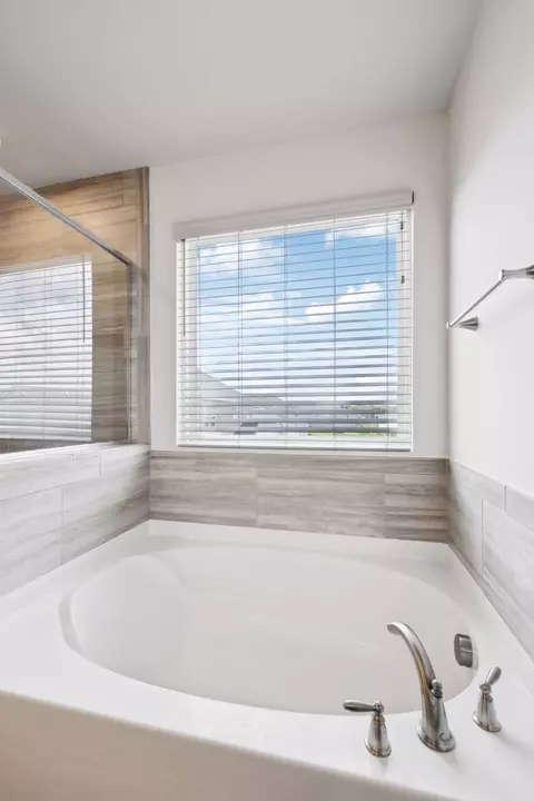 Bath - 3610 Lantern Ln, Murfreesboro, TN 37128 photo 2 of 3
