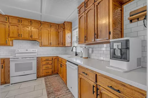 Kitchen - 507 E Park Ave, Gallatin, TN 37066 photo 1 of 3
