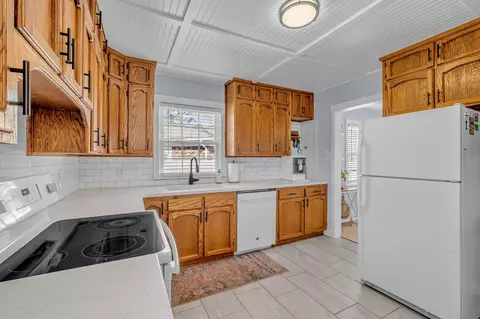 Kitchen - 507 E Park Ave, Gallatin, TN 37066 photo 3 of 3