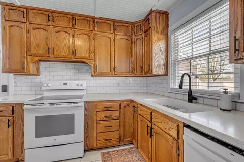 Kitchen - 507 E Park Ave, Gallatin, TN 37066 photo 2 of 3