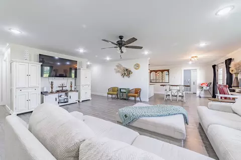 Living - 415 Earle Ln, Morrison, TN 37357 photo 2 of 3