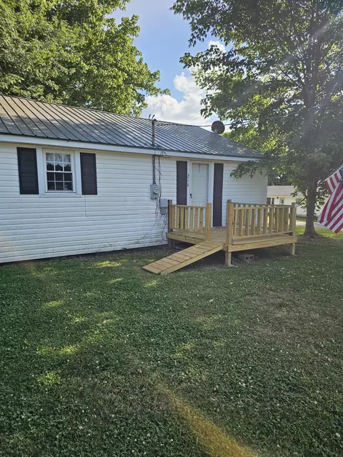 219 Vine Cir, Loretto, TN 38469 photo 2