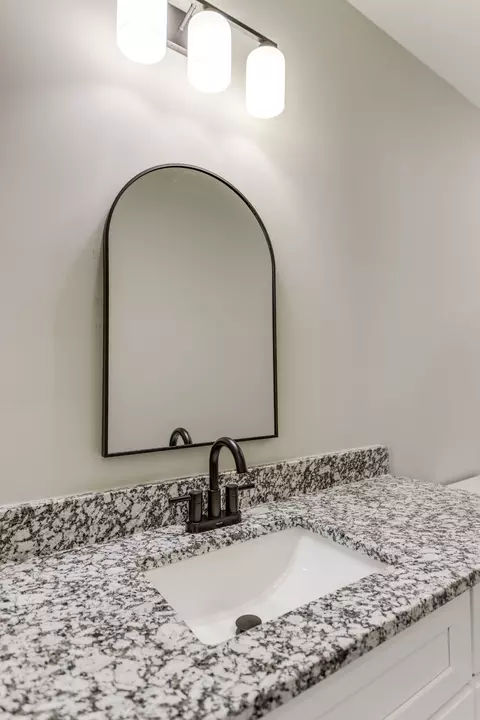 Bath - 1583 Smartt Sta, Morrison, TN 37357 photo 3 of 7