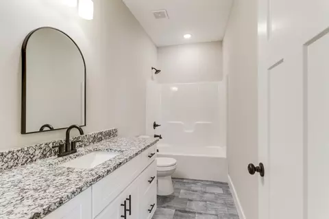 Bath - 1583 Smartt Sta, Morrison, TN 37357 photo 2 of 7