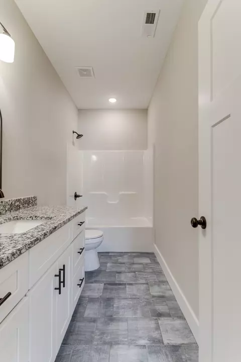 Bath - 1583 Smartt Sta, Morrison, TN 37357 photo 1 of 7
