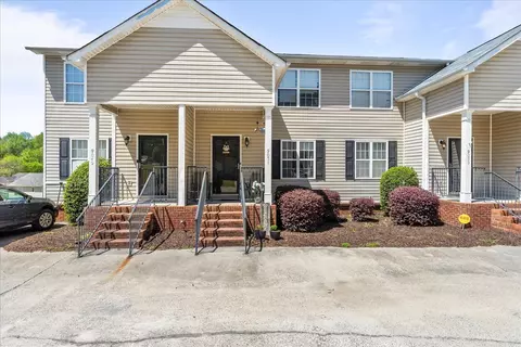 9051 Haileys Pond Dr, Ooltewah, TN 37363