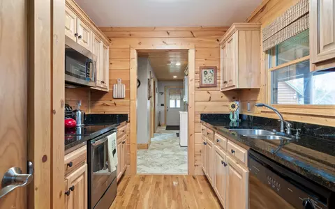Kitchen - 45 Deep Woods Dr, Dunlap, TN 37327 photo 2 of 2
