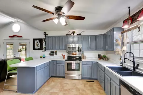 Kitchen - 2643 Monroe Floyd Rd, Decherd, TN 37324 photo 2 of 3