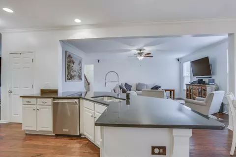 Kitchen - 710 Crestmark Dr, Mount Juliet, TN 37122 photo 4 of 5