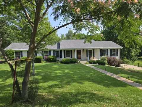 1100 Brentwood St, Paris, TN 38242