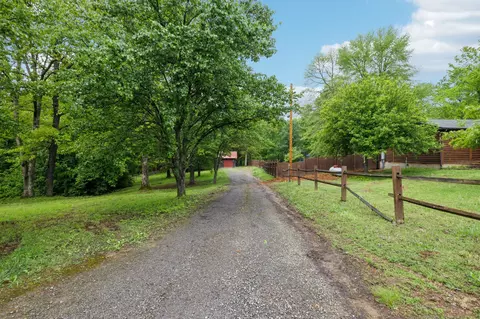390 Peachers Ln, Indian Mound, TN 37079