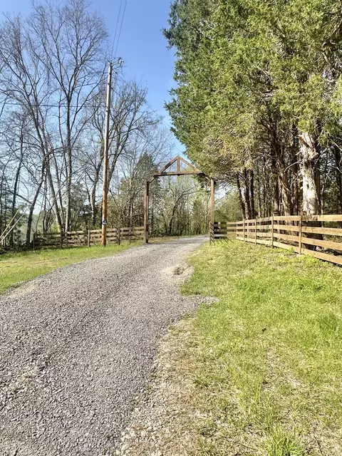 2485 Hickman Rd, Hickman, TN 38567
